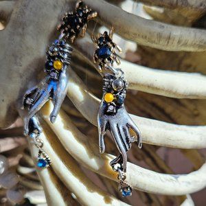 🕷️💎Hands & Spider Push-Back Drop Earrings - NWOT💎🕷️